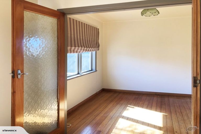 Photo of property in 5 Archbold Street, Newlands, Wellington, 6037