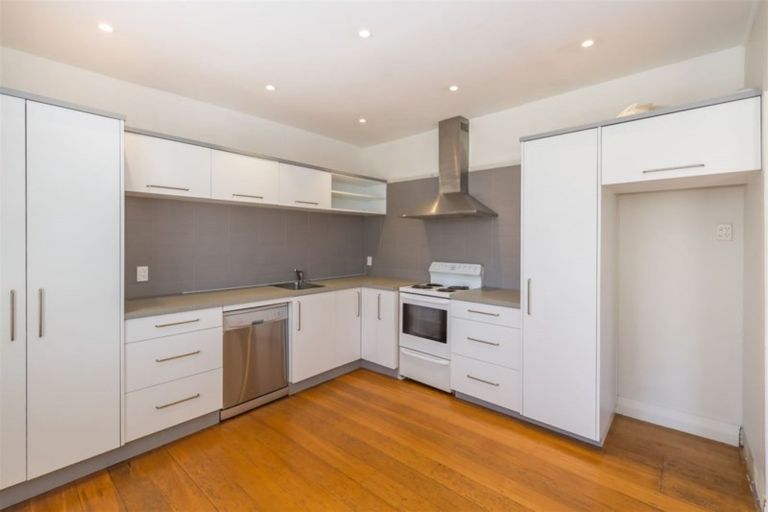 Photo of property in 44 Taupata Street, Redcliffs, Christchurch, 8081