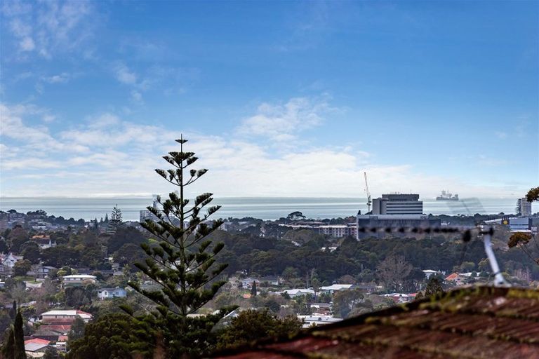 Photo of property in 6a Pupuke Road, Hillcrest, Auckland, 0627