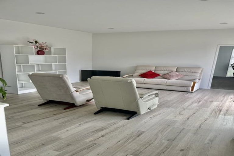 Photo of property in 8 Aporo Drive, Kumeu, 0810