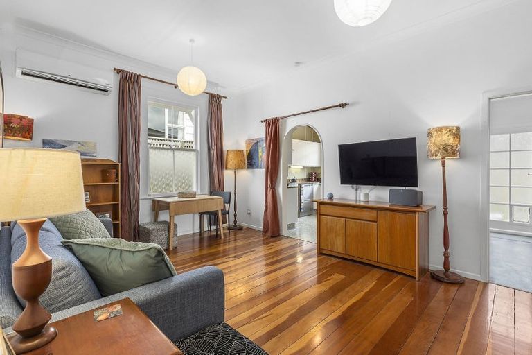Photo of property in 15 Seine Street, Island Bay, Wellington, 6023