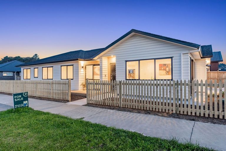 Photo of property in 1 Vinistra Road, Kumeu, 0810