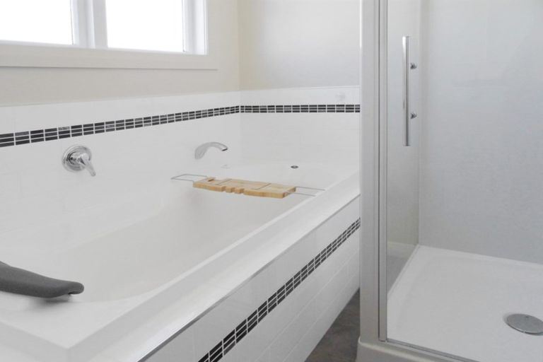 Photo of property in 51 Oregon Drive, Maoribank, Upper Hutt, 5018