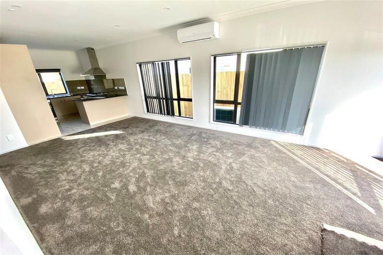 Photo of property in 9 Nagra Lane, Papakura, 2110