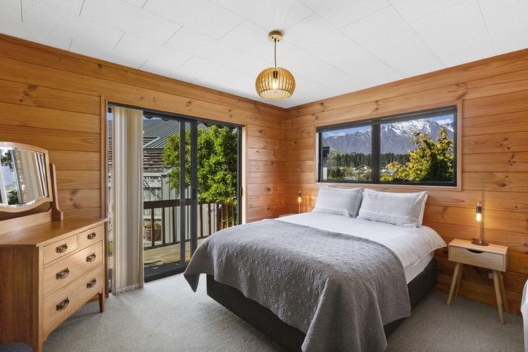 Photo of property in 71 Cedar Drive, Kelvin Heights, Queenstown, 9300