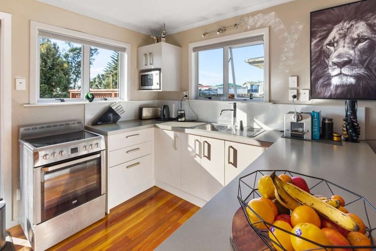 Photo of property in 9 Endeavour Street, Marfell, New Plymouth, 4310