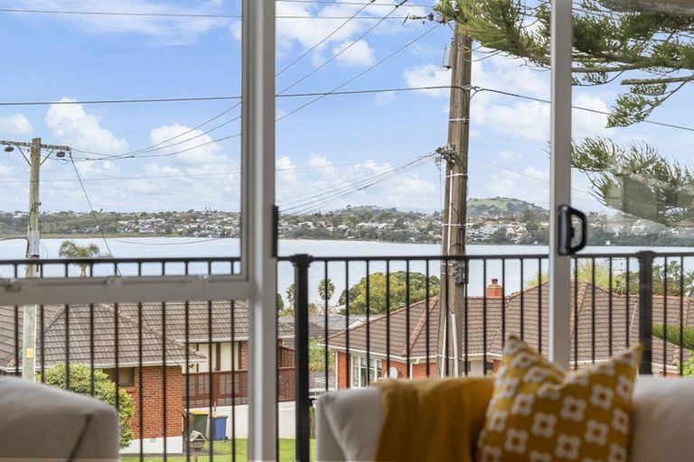 Photo of property in 2/104 Sylvan Avenue, Northcote, Auckland, 0627