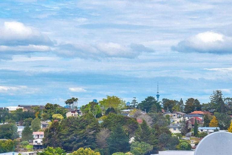 Photo of property in 1/15 Kupari Place, Totara Vale, Auckland, 0629