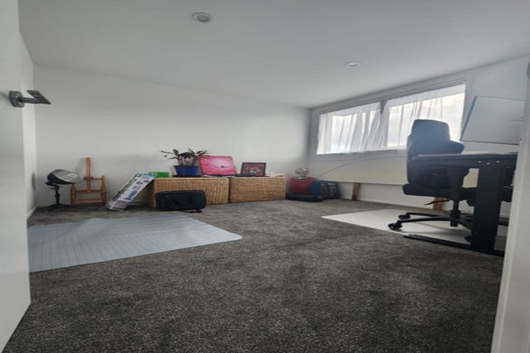 Photo of property in 52d Vodanovich Road, Te Atatu South, Auckland, 0610