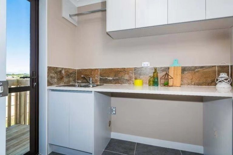 Photo of property in 5 Kahu Close, Orewa, 0931