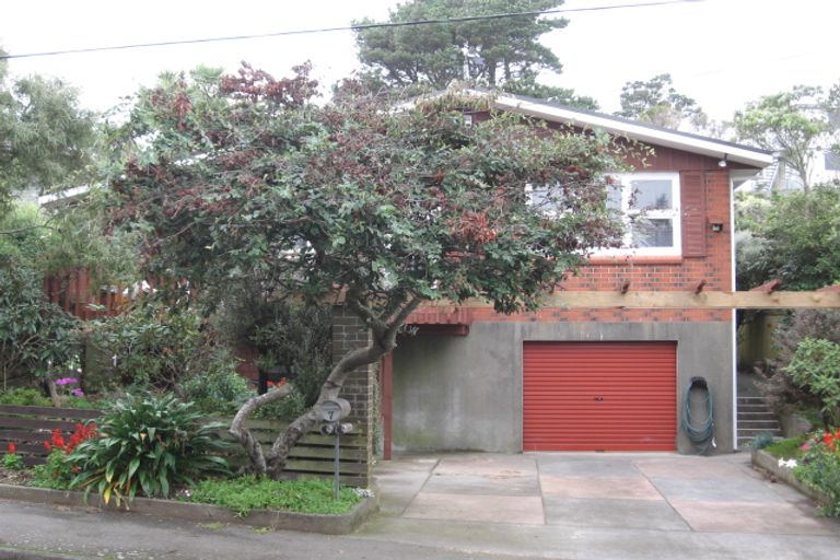 Photo of property in 7 Turville Crescent, Newlands, Wellington, 6037