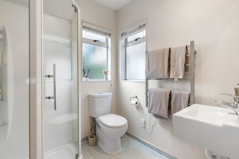 Photo of property in 49a Onewa Road, Northcote, Auckland, 0627