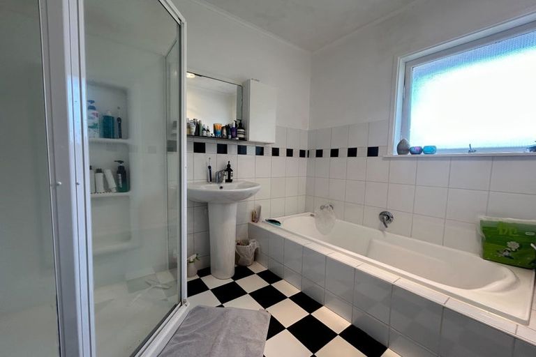 Photo of property in 33 Pupuke Road, Birkenhead, Auckland, 0627