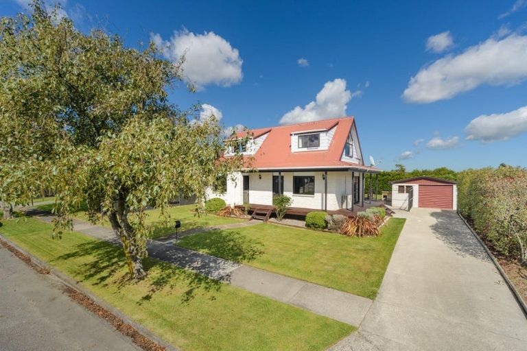 Photo of property in 32 Suzanne Grove, Kelvin Grove, Palmerston North, 4414
