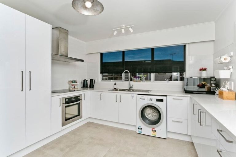 Photo of property in 2/33 Hyde Road, Rothesay Bay, Auckland, 0630