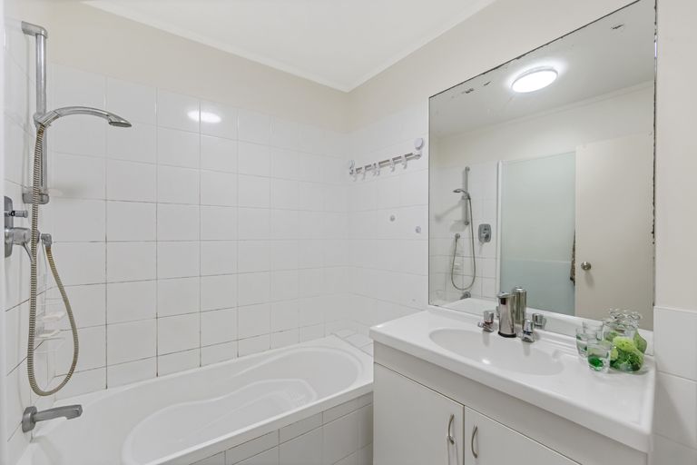 Photo of property in The Haven, 10/120 Beach Haven Road, Beach Haven, Auckland, 0626