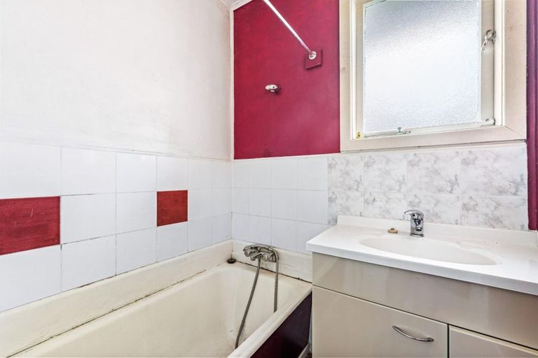 Photo of property in 38 Toru Street, Te Atatu Peninsula, Auckland, 0610