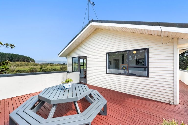Photo of property in 19 Colenso Place, Otaki Beach, Otaki, 5512