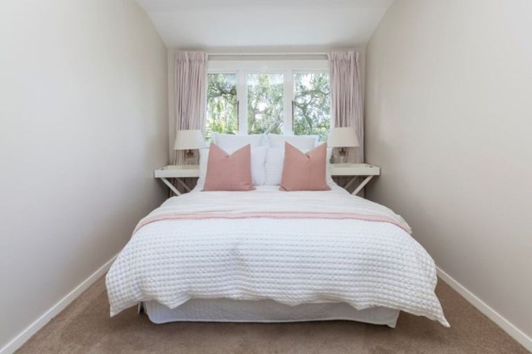 Photo of property in 26 Saint Andrews Square, Strowan, Christchurch, 8052