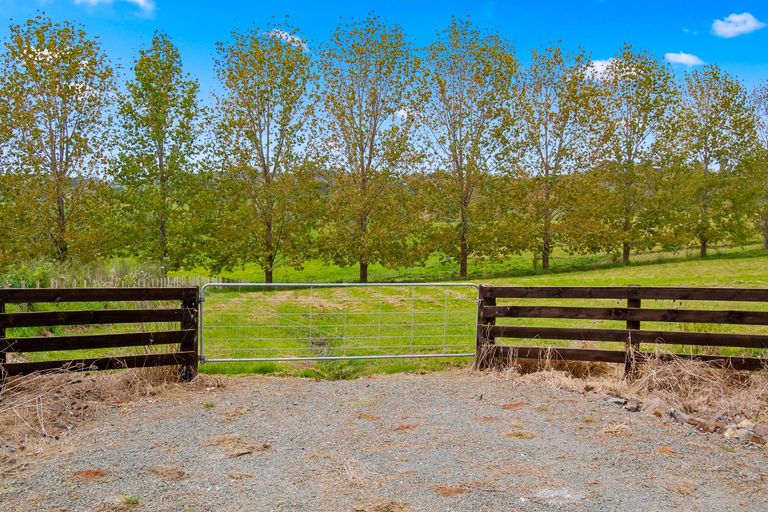 Photo of property in 54 Rangiora Road, Kaiwaka, 0573