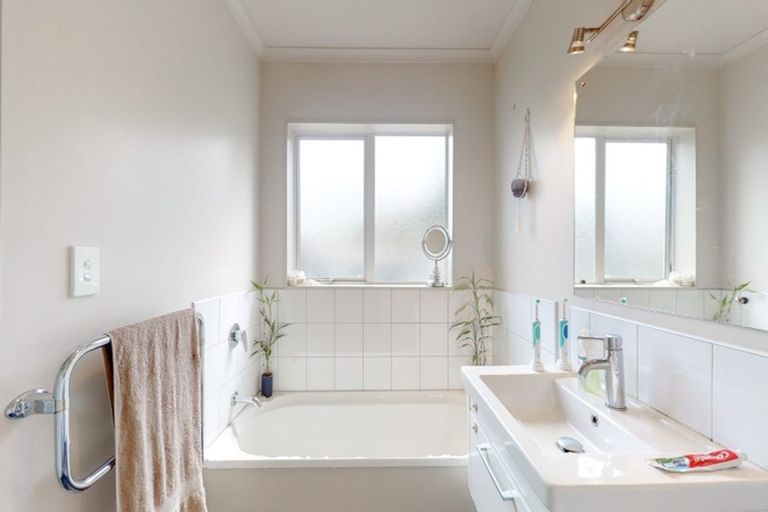 Photo of property in 57 Glanmire Road, Newlands, Wellington, 6037