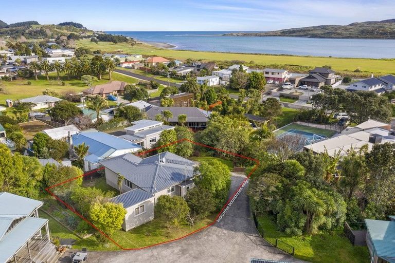 Photo of property in 10 Marine Parade, Raglan, 3225