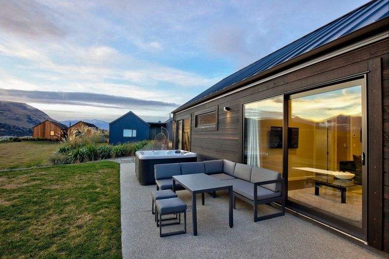 Photo of property in 1 Cunninghams Drive, Jacks Point, Queenstown, 9371