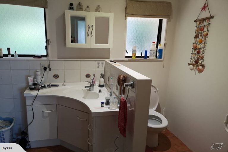 Photo of property in 8a Kingsclere Place, Goodwood Heights, Auckland, 2105