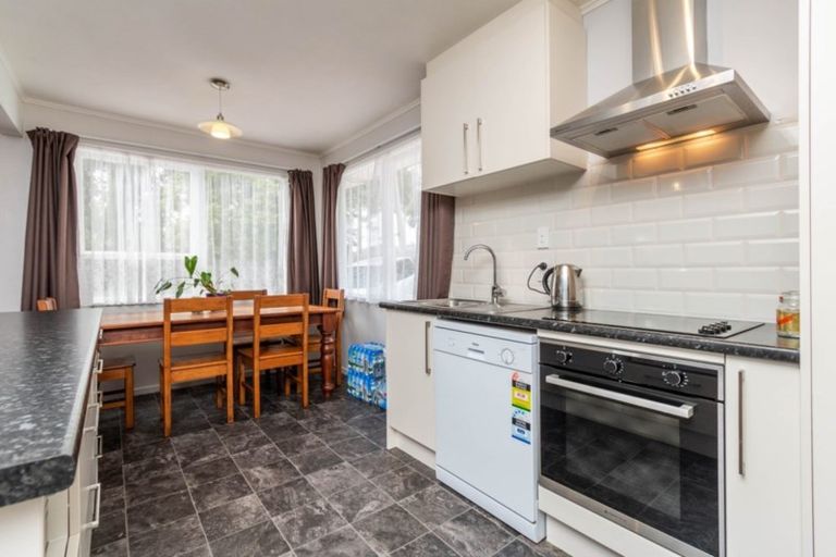 Photo of property in 29 Cron Avenue, Te Atatu South, Auckland, 0610