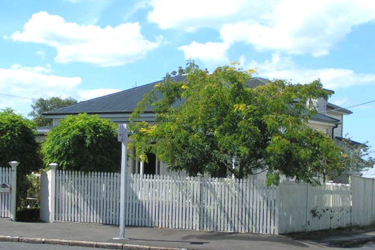 Photo of property in 85 Queen Street, Northcote Point, Auckland, 0627