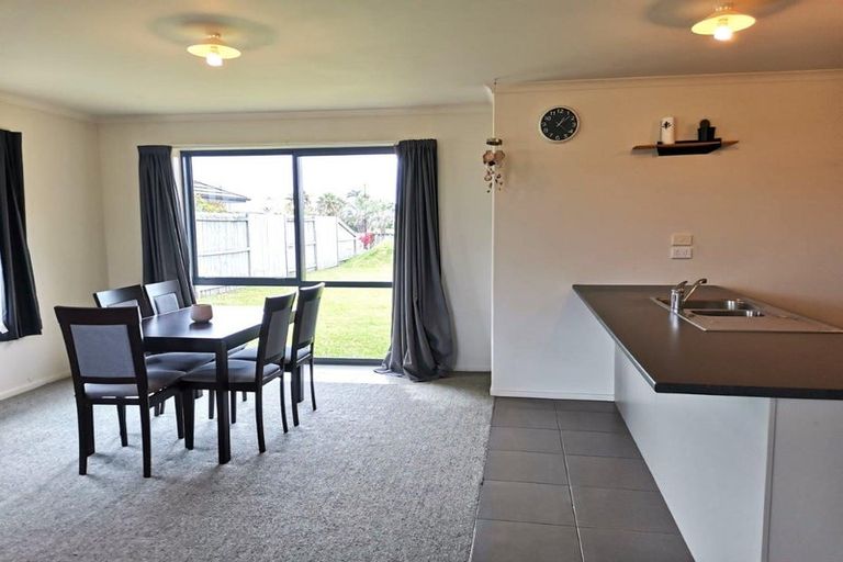 Photo of property in 13 Kamahi Place, One Tree Point, 0118