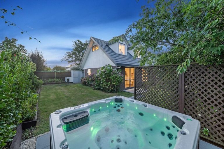 Photo of property in 18 Vanderbilt Place, Halswell, Christchurch, 8025