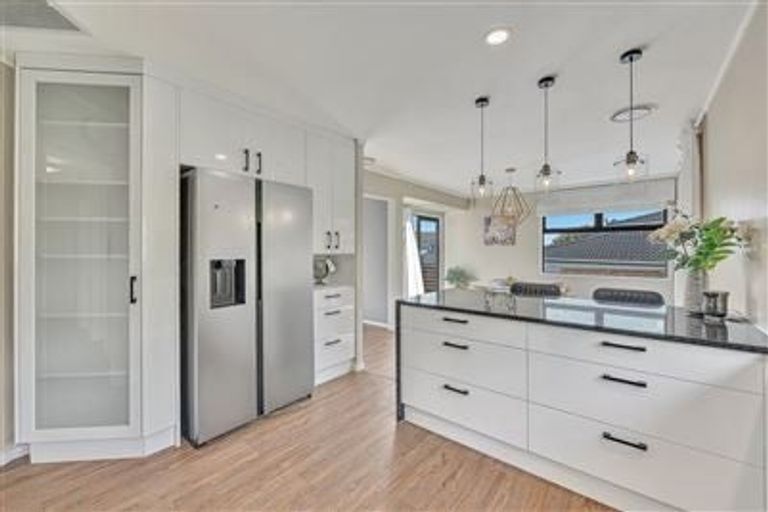 Photo of property in 11 Raphael Place, West Harbour, Auckland, 0618