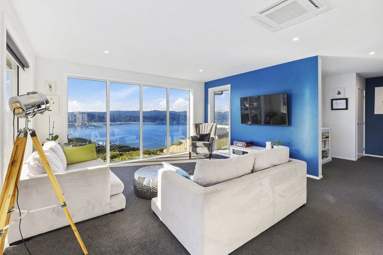 Photo of property in 2 Promontory Crescent, Newlands, Wellington, 6037