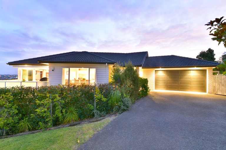Photo of property in 33 Savoy Road, Orewa, 0931