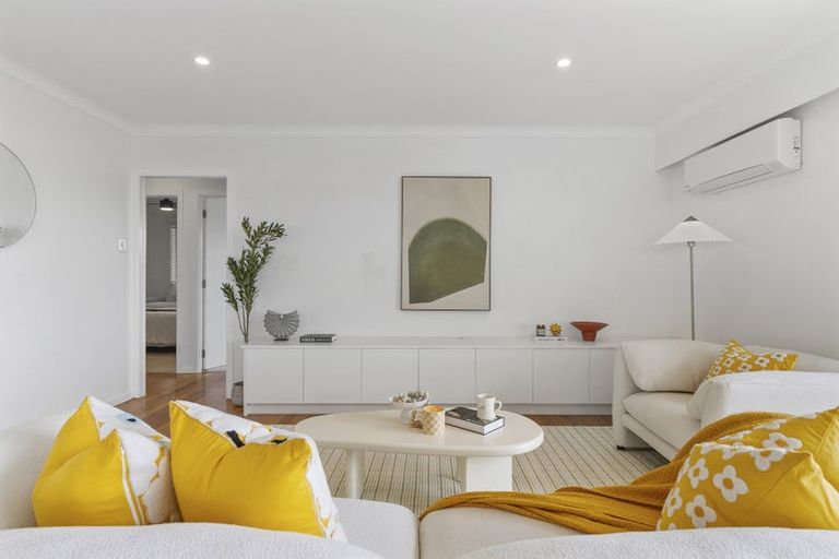 Photo of property in 2/104 Sylvan Avenue, Northcote, Auckland, 0627