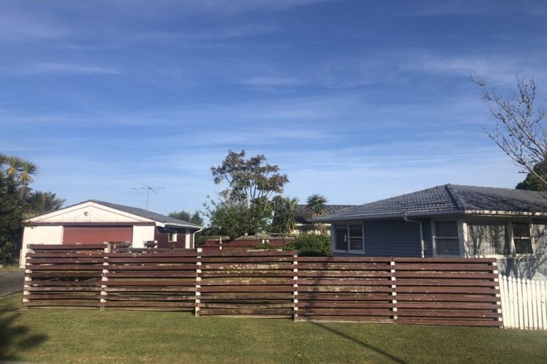 Photo of property in 1 Ngatoa Place, Glenfield, Auckland, 0629