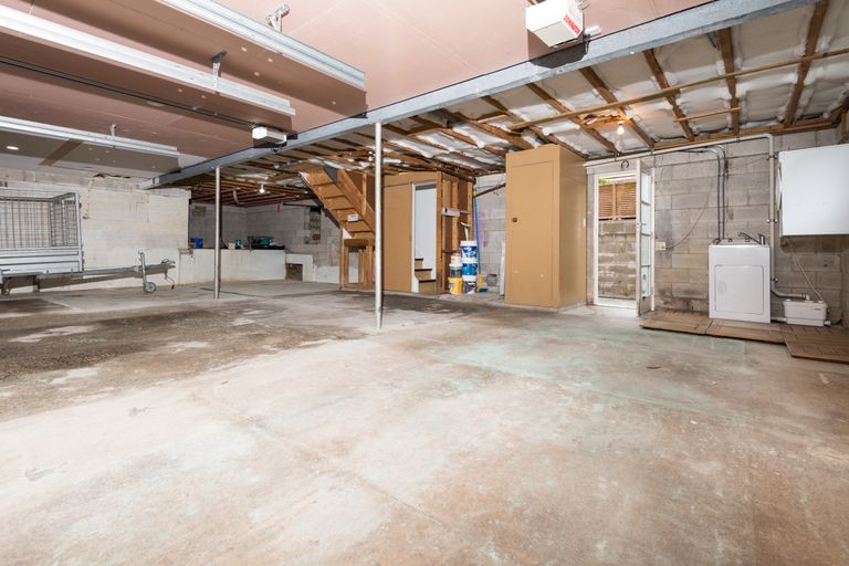 Photo of property in 39 Royal View Road, Te Atatu South, Auckland, 0610