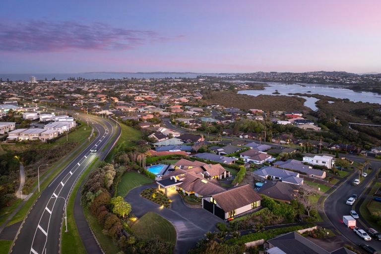 Photo of property in 115 Grand Drive, Orewa, 0931