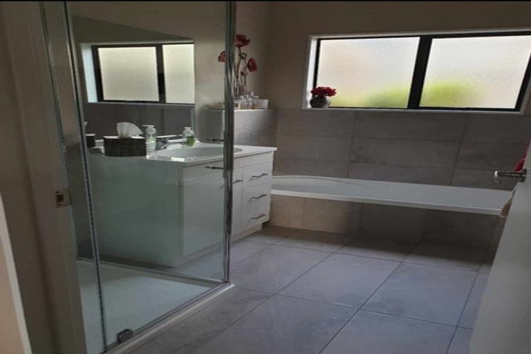 Photo of property in 2/10 Sevilla Place, Unsworth Heights, Auckland, 0632