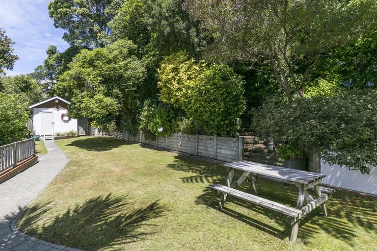 Photo of property in 29 Fortification Road, Karaka Bays, Wellington, 6022