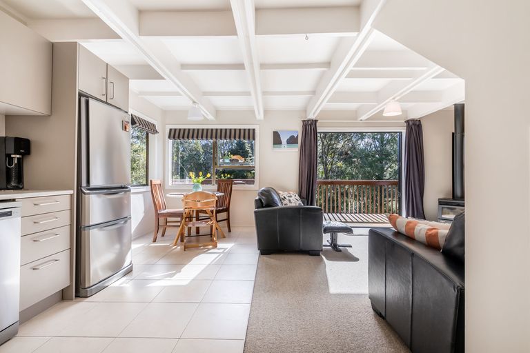 Photo of property in 138 Laingholm Drive, Laingholm, Auckland, 0604