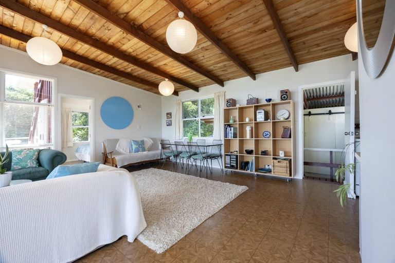 Photo of property in 54 Rayner Road, Piha, 0772