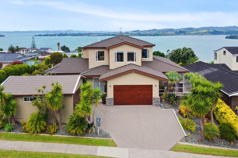 Photo of property in 3 Pounamu Place, Shelly Park, Auckland, 2014