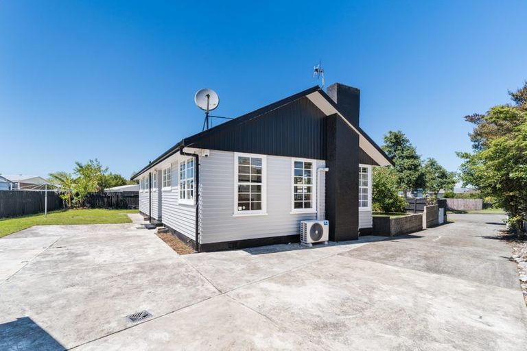 Photo of property in 12 Motuoapa Place, Kelvin Grove, Palmerston North, 4414