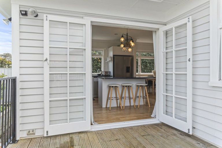 Photo of property in 130 Seaview Road, Westown, New Plymouth, 4310