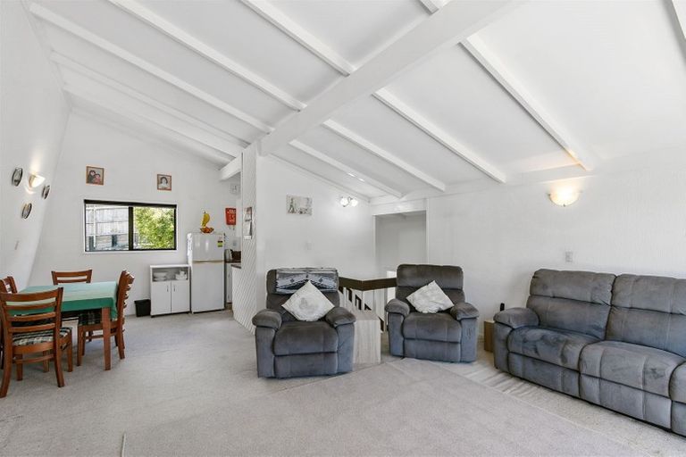 Photo of property in 69 Easton Park Parade, Glenfield, Auckland, 0629