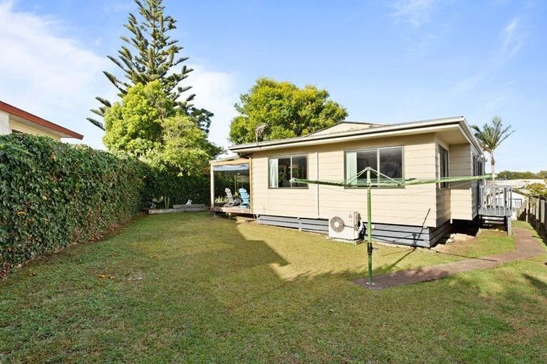 Photo of property in 21 Riserra Drive, Ranui, Auckland, 0612