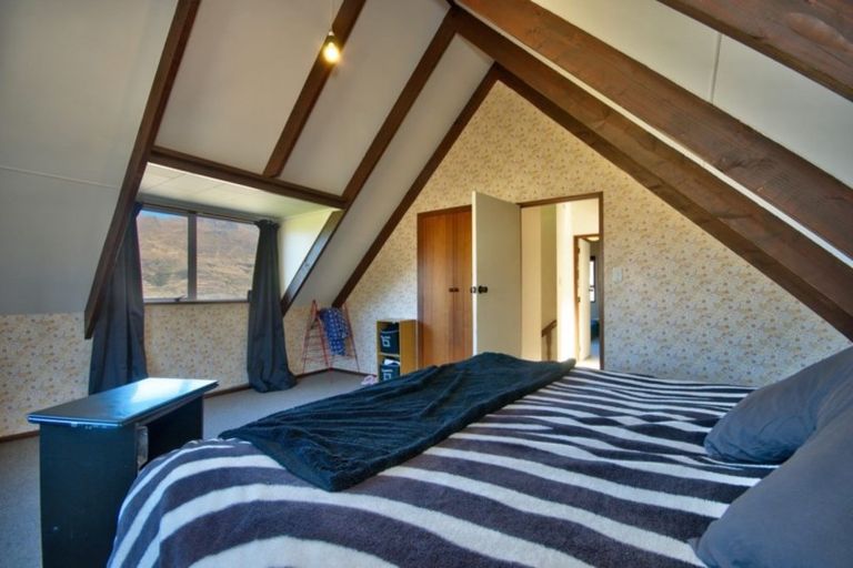 Photo of property in 1 Cameron Place, Fernhill, Queenstown, 9300