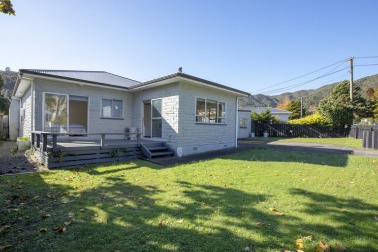 Photo of property in 33 Tawhai Street, Stokes Valley, Lower Hutt, 5019